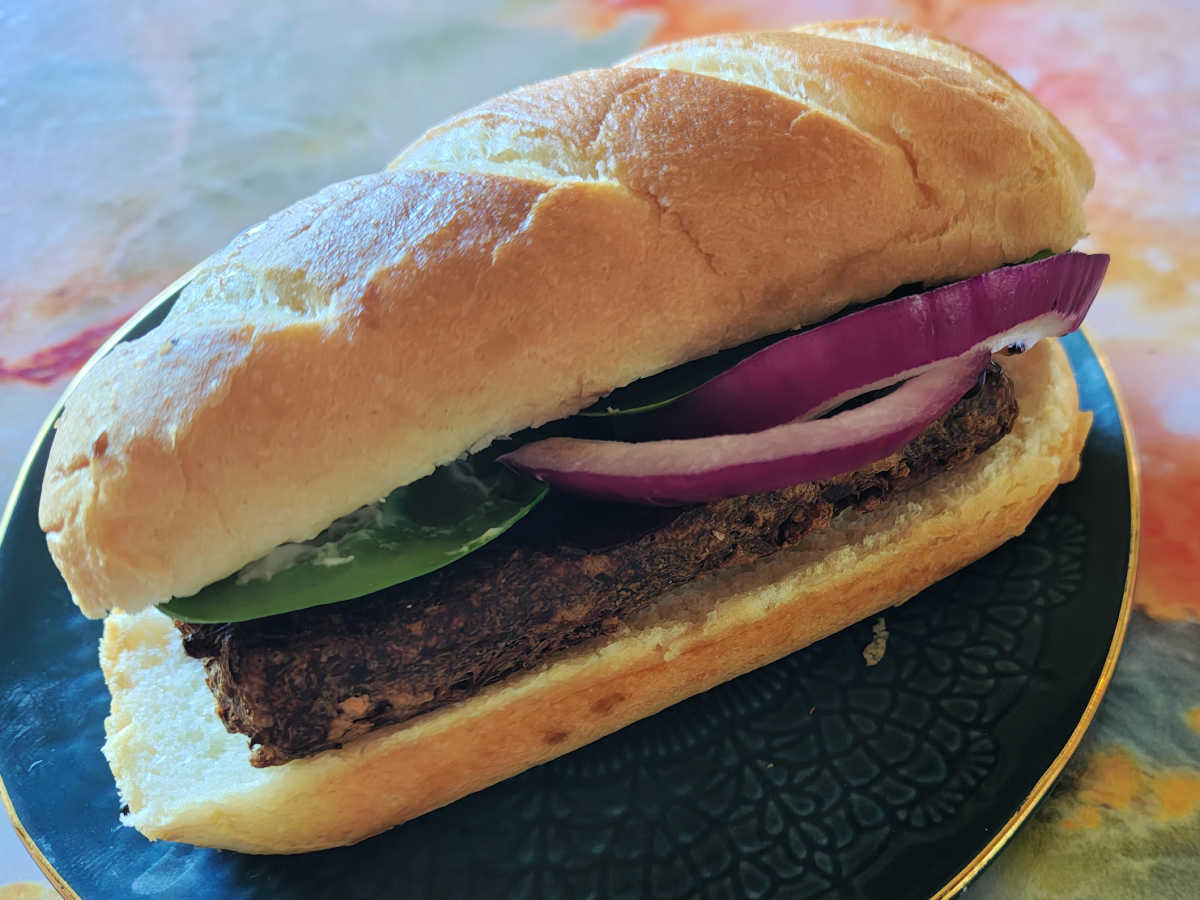 mushroom burger with spinach red onion