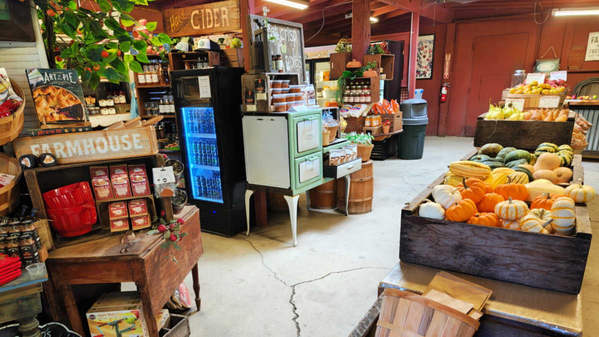 inside gopher glen apple farm stand